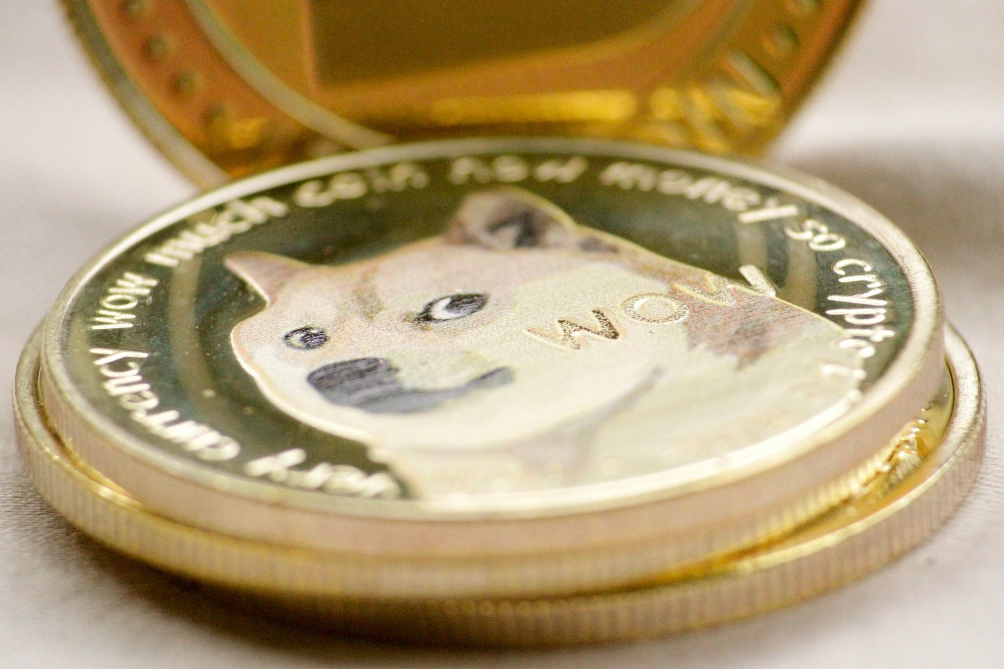 Das Dogecoin-Logo ist eines der erkennbarsten in der Welt der Kryptowährung.